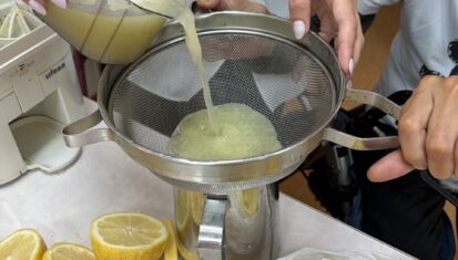 Residencia La Milagrosa - Alberic - Preparando un refrescante Granizado de Limón